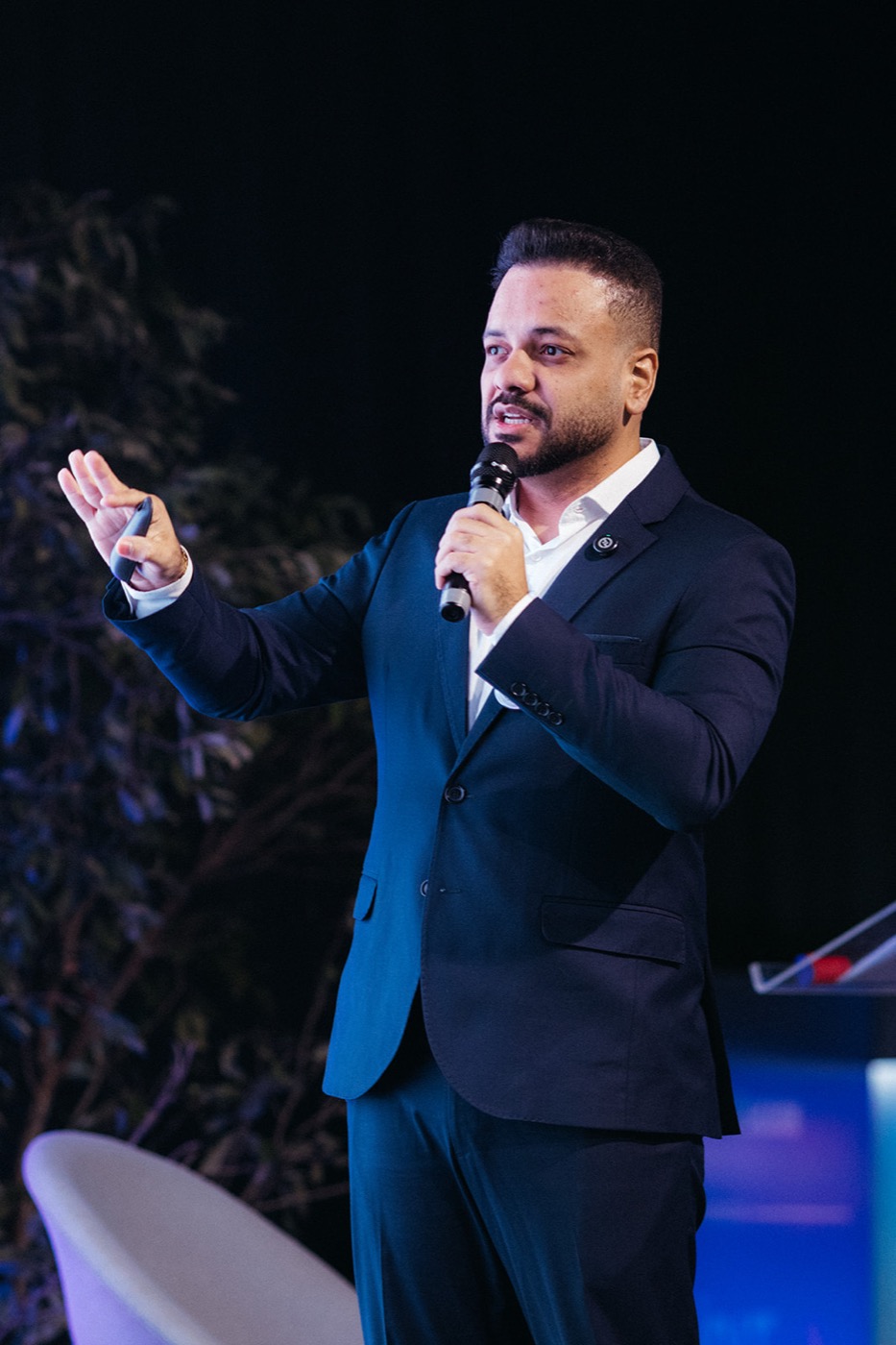 Anderlan Oliveira falando em um evento presencial